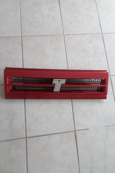 Tofaş Doğan Kartal Slx Şahin S Ön Panjur 3 Bacak,ortadan Çizgili Panjur T008 Metalik Kırmızı Boyalı