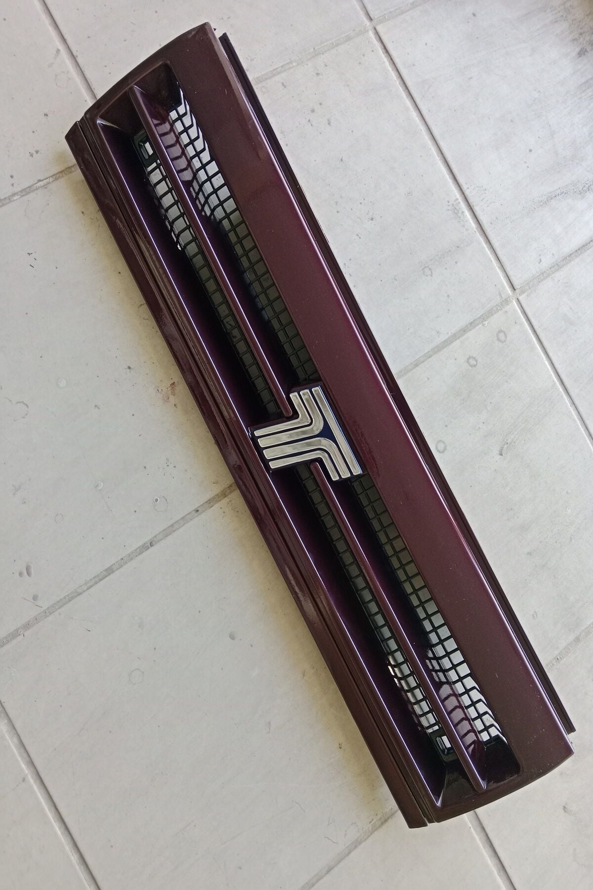 Tofaş Doğan Kartal Slx Şahin S Ön Panjur 3 Bacak,Ortadan Çizgili Panjur 105 Metalik Bordo Boyalı